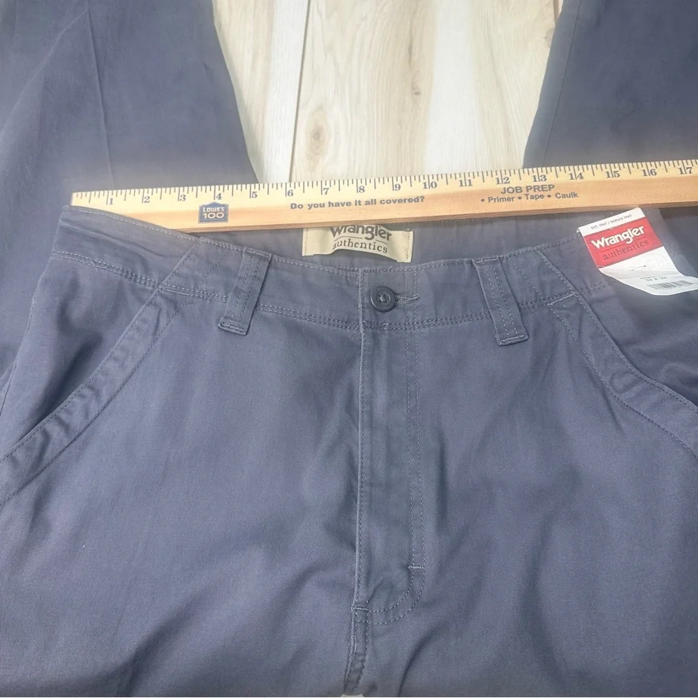 NWT Wrangler Authentics Men's Relaxed‎ Stretch Classic Cargo Pants 32 X32 Gray